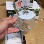 Cốc thủy tinh sần có nắp gấu kèm thìa (Kiện 60 cái)(Hàng nguyên kiện)