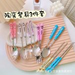 Bộ thìa đũa nĩa inox với hộp nhựa trong suốt Tmark (Kiện 400 bộ - 100)