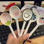 Muỗng sứ hoạ tiết ngẫu nhiên ( kiện 120 cái)(Hàng Nguyên Kiện)