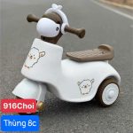Đồ chơi: Xe chòi chân cho bé, có 3 bánh chất liệu: nhựa + sắt, có nhạc, dùng pin, chiều cao yên 34cm.Model: 916.KT(55*25*37)cm+/­10%.Mới 100%
