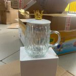 Cốc thủy tinh có nắp vương miệng kèm thìa hình hoa Tmark (Kiện 50 cái)