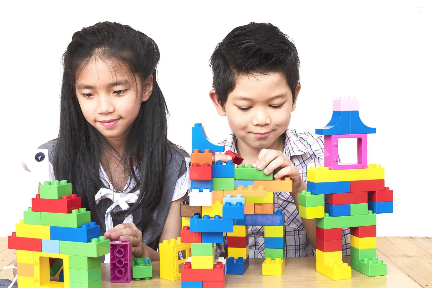 đồ chơi thông minh cho bé trên 6 tuổi